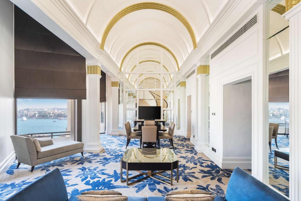 Presidential Suite with Creek View and Lounge Access - Image 11