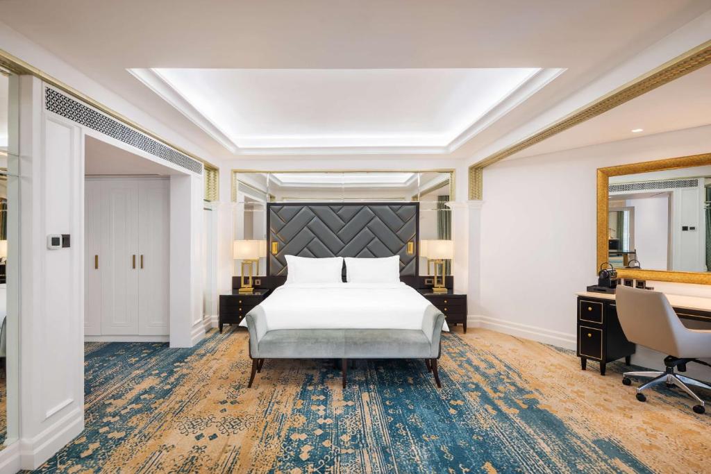 Presidential Suite with Creek View and Lounge Access - Image 12