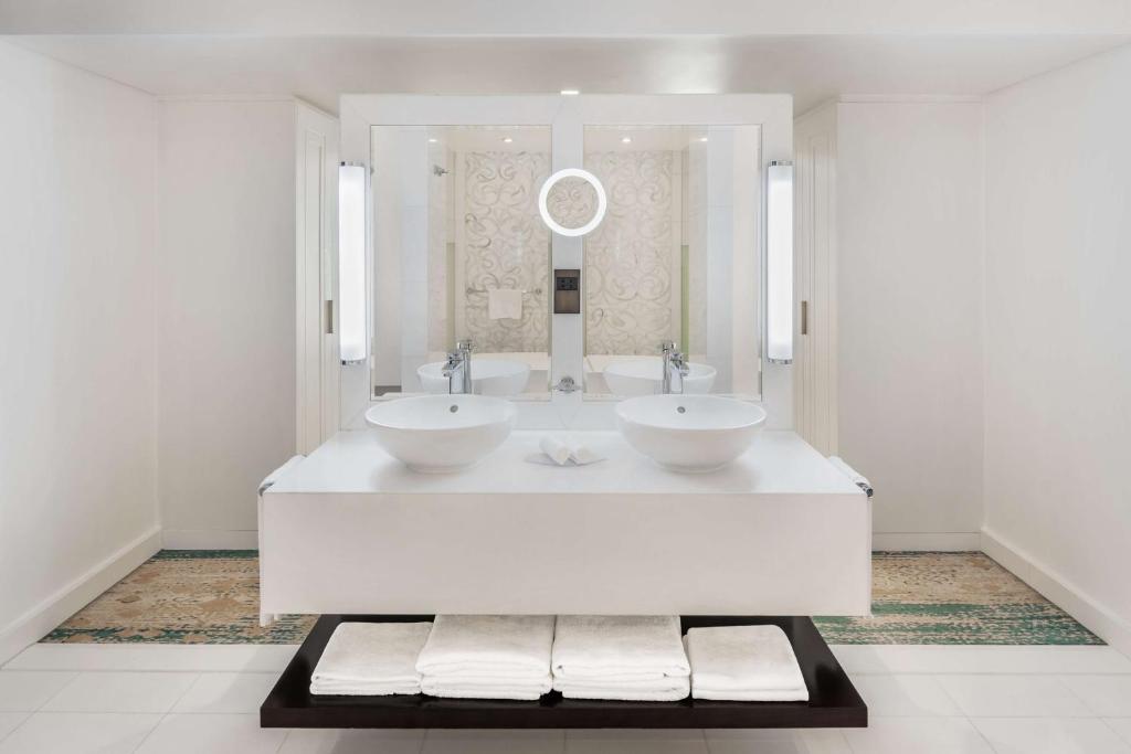 Presidential Suite with Creek View and Lounge Access - Image 13
