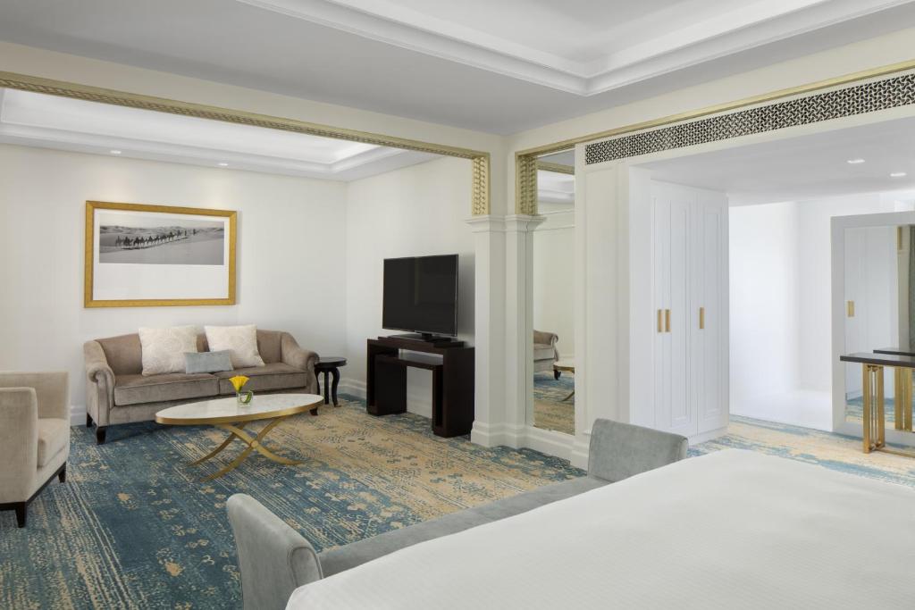 Presidential Suite with Creek View and Lounge Access - Image 2