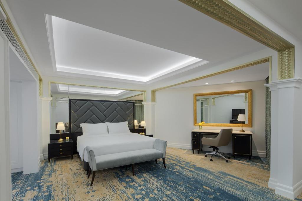 Presidential Suite with Creek View and Lounge Access - Image 3