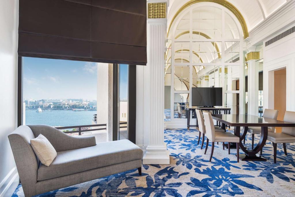 Presidential Suite with Creek View and Lounge Access - Image 8