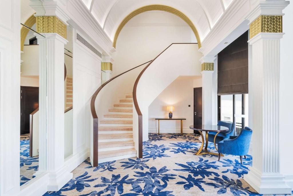 Presidential Suite with Creek View and Lounge Access - Image 9