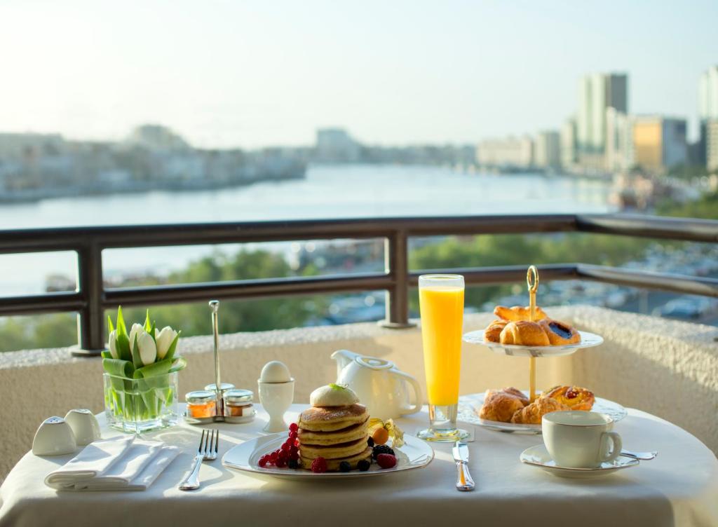 Suite with Balcony, Creek View and Lounge Access - Image 3