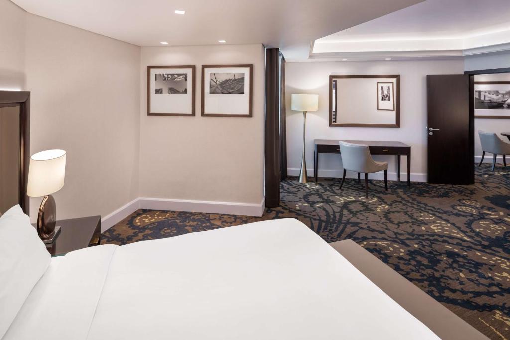 Suite with Balcony, Creek View and Lounge Access - Image 5
