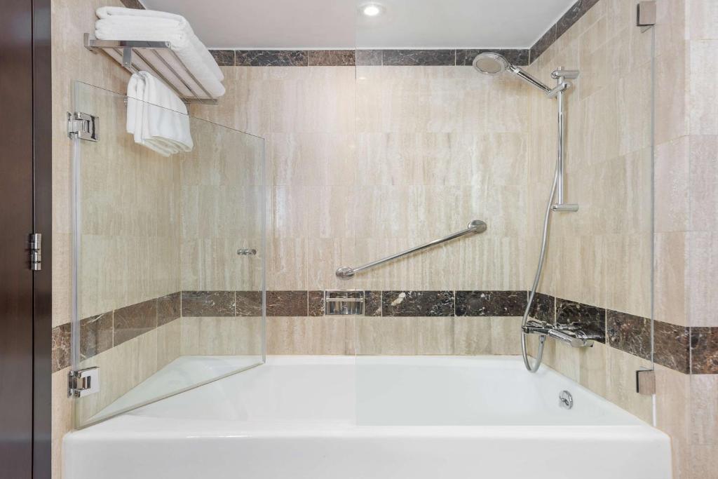 Superior Room with Balcony and Creek View - Image 8