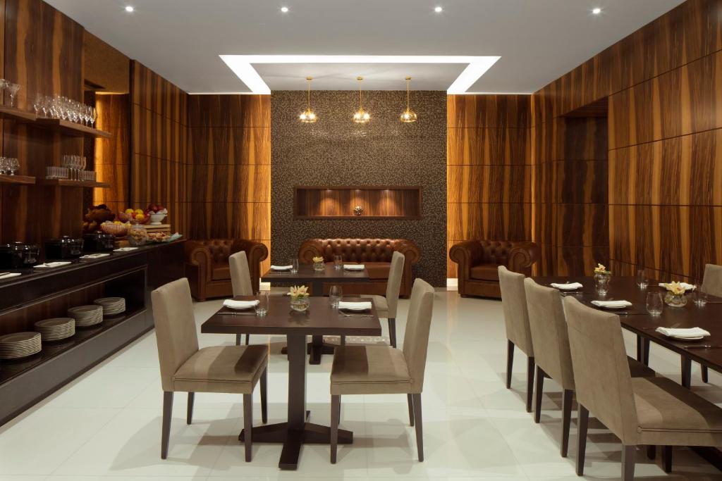 Junior Suite with Lounge Access - Image 2