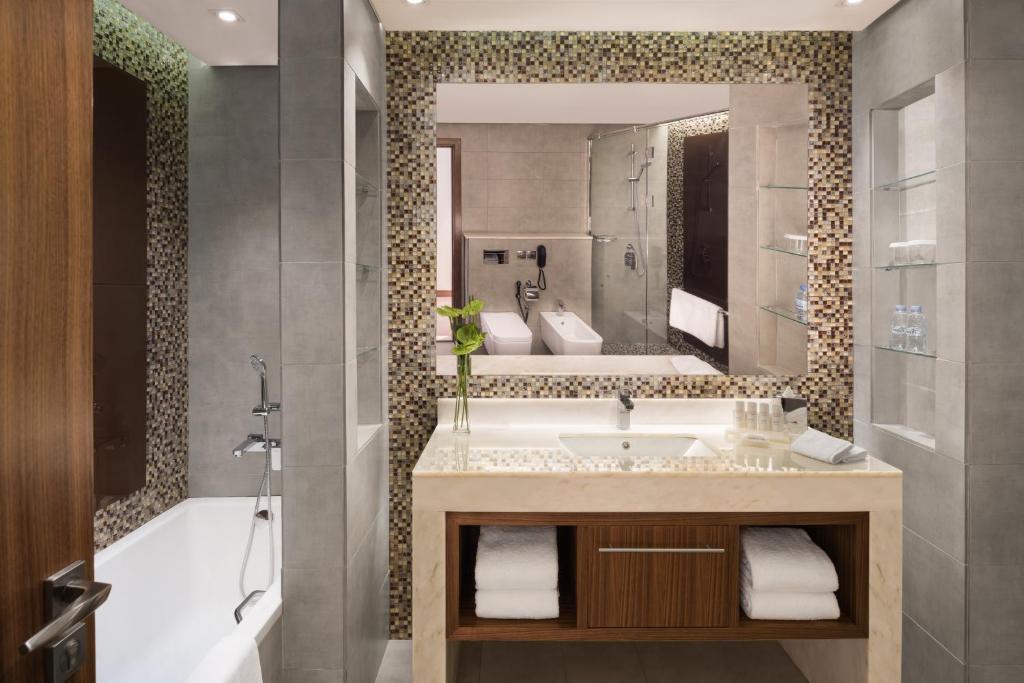 Junior Suite with Lounge Access - Image 4