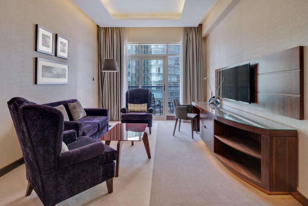 Junior Suite with Lounge Access - Image 5