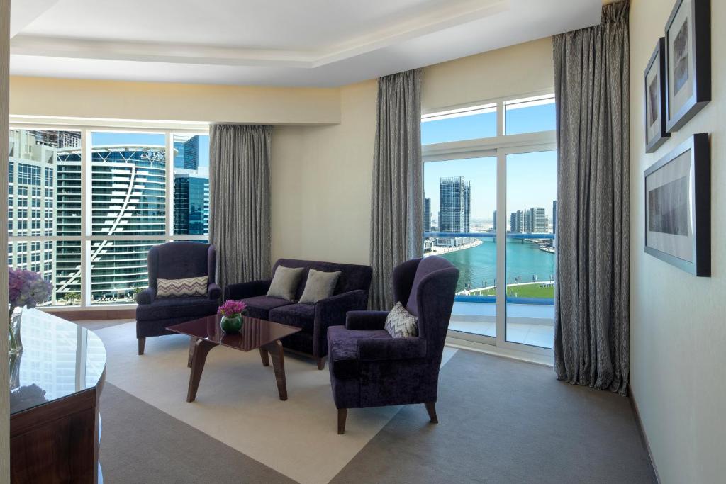 Suite with Downtown View and Lounge Access - Image 1