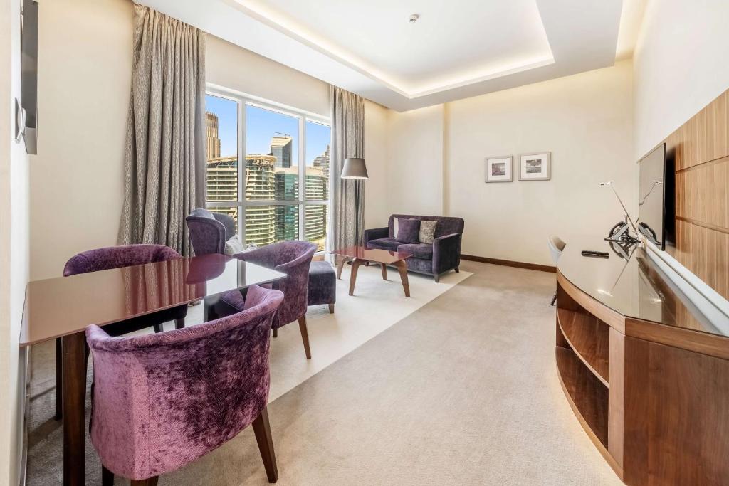 Suite with Downtown View and Lounge Access - Image 11