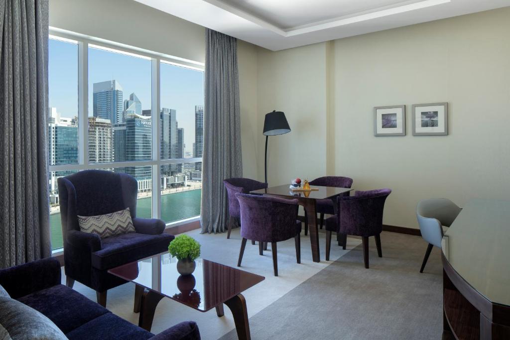 Suite with Downtown View and Lounge Access - Image 2
