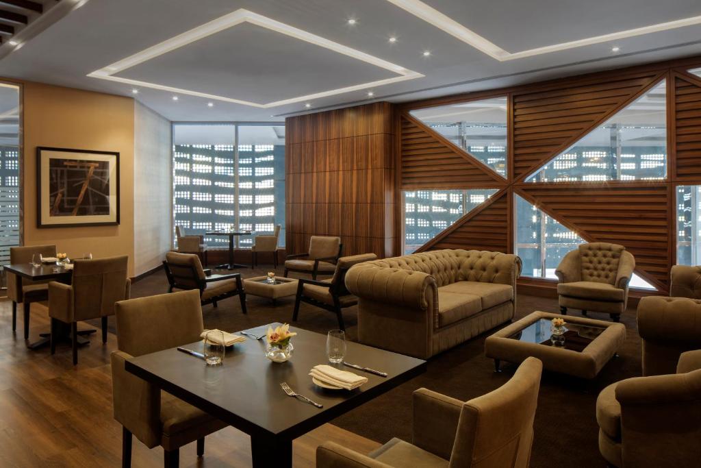 Suite with Downtown View and Lounge Access - Image 4