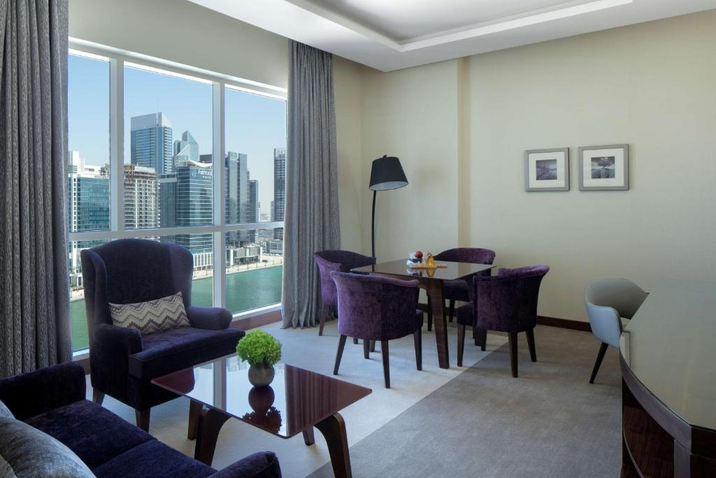 Suite with Downtown View and Lounge Access - Image 9