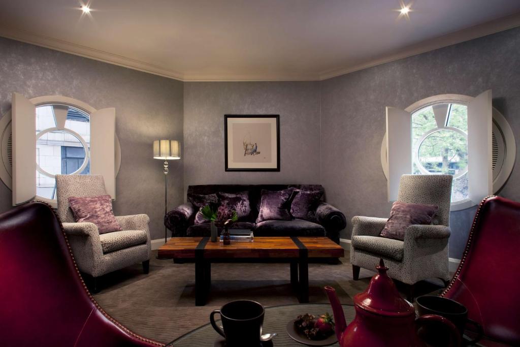 One-Bedroom Suite - Image 4
