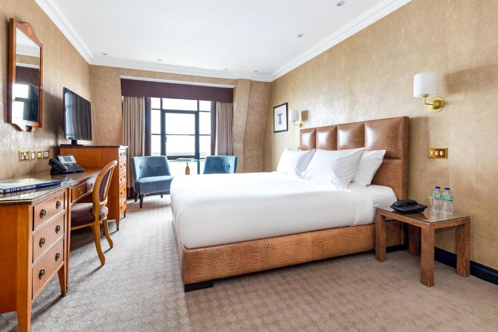 Premium Room with Square View - Image 1