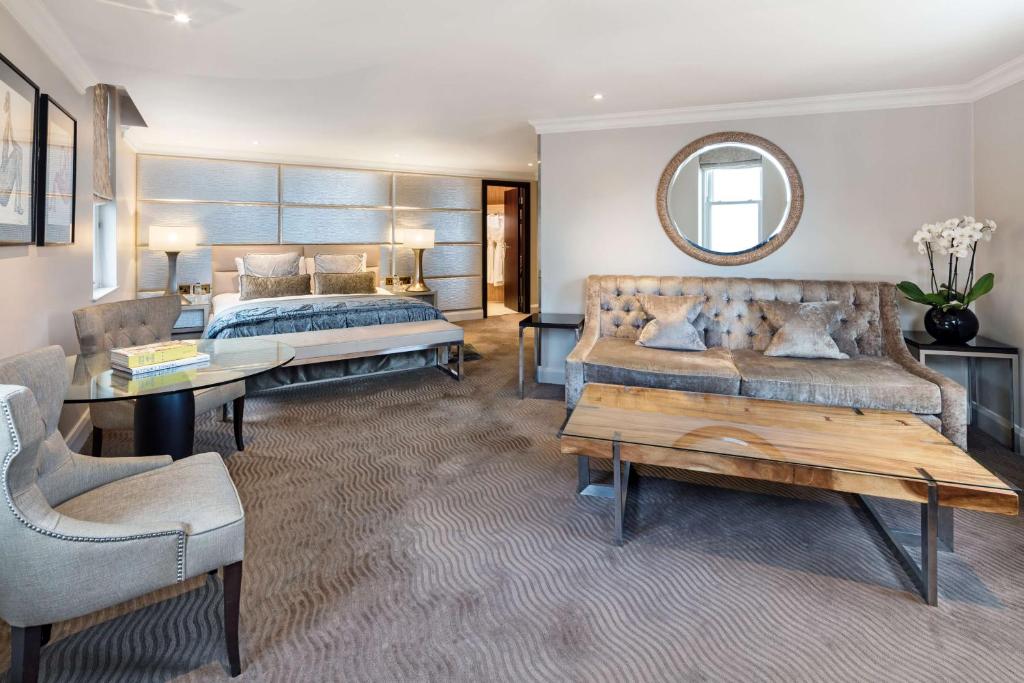 Corner Suite - Image 10