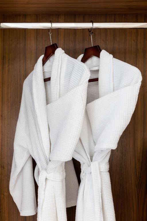 Corner Suite - Image 12