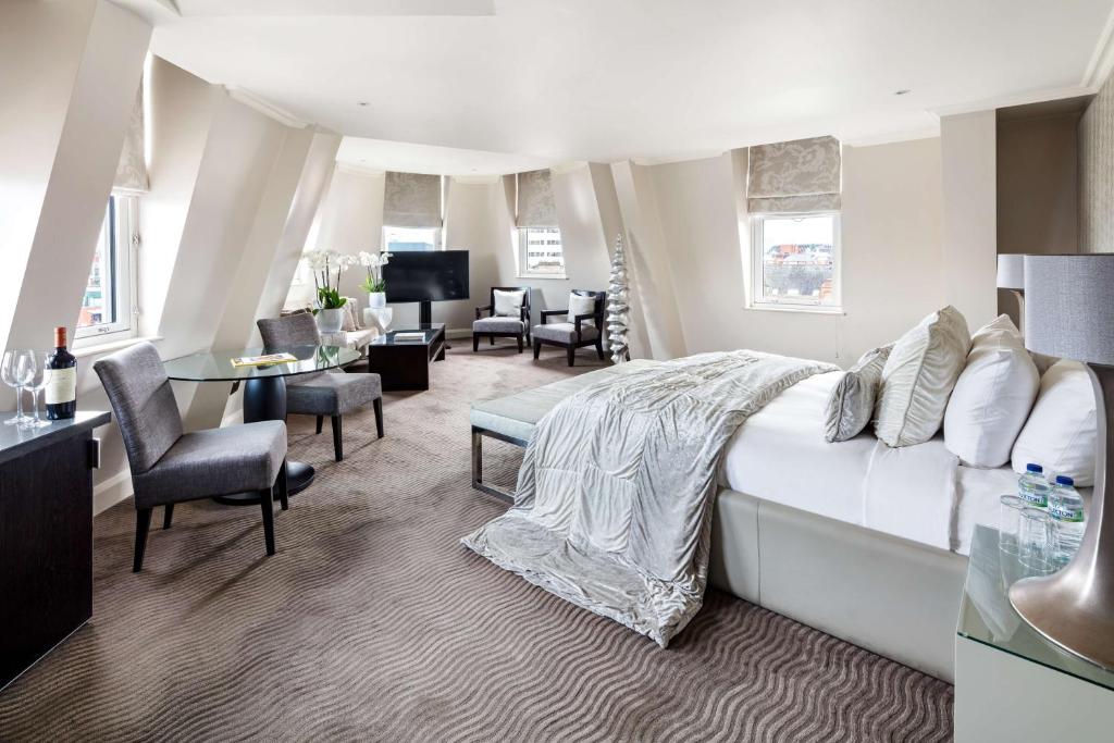 Corner Suite - Image 9