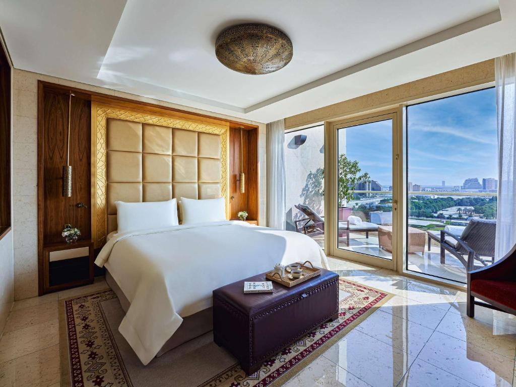Diplomatic Suite with Terrace, Skyline View & Club Lounge Access - Image 11