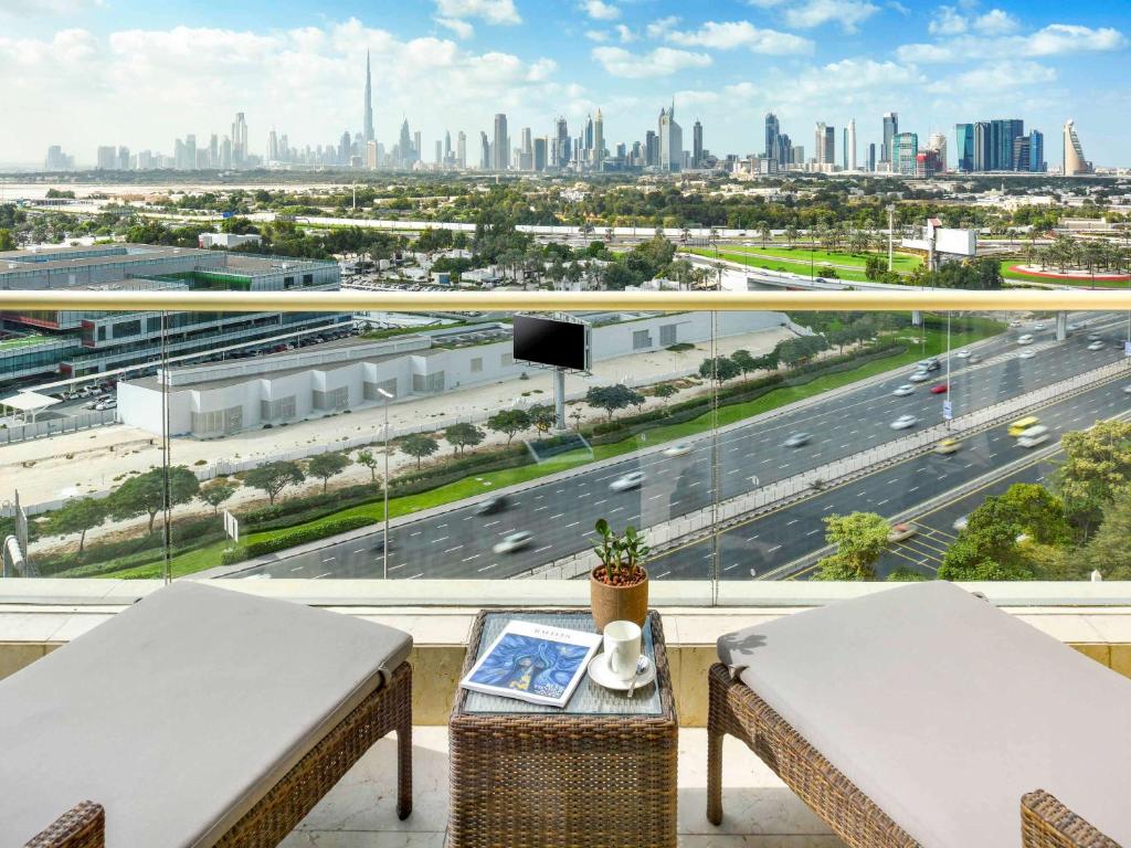 Diplomatic Suite with Terrace, Skyline View & Club Lounge Access - Image 4