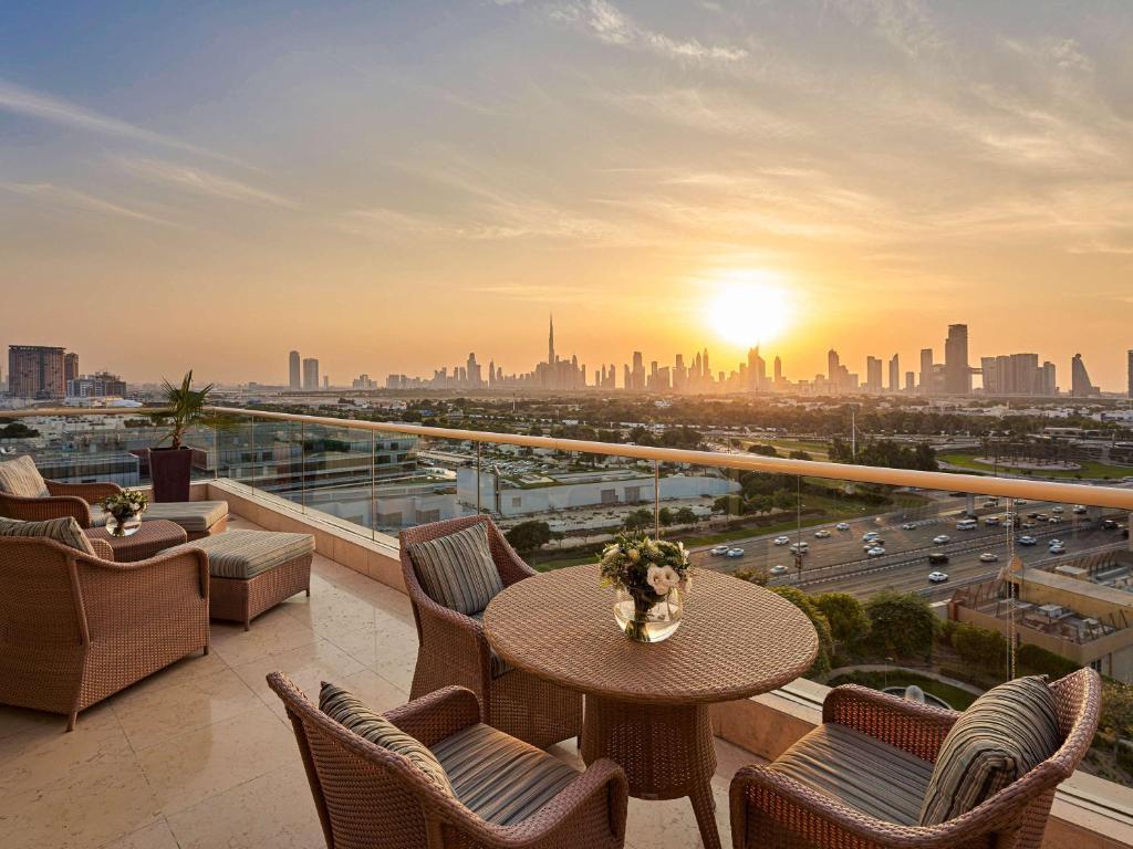 Diplomatic Suite with Terrace, Skyline View & Club Lounge Access - Image 8