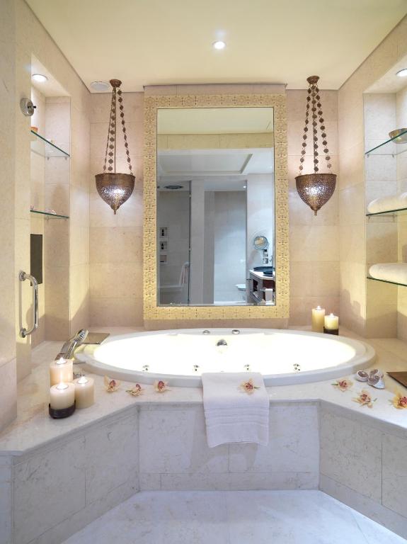 Landmark Suite with Terrace & Club Lounge Access - Image 1