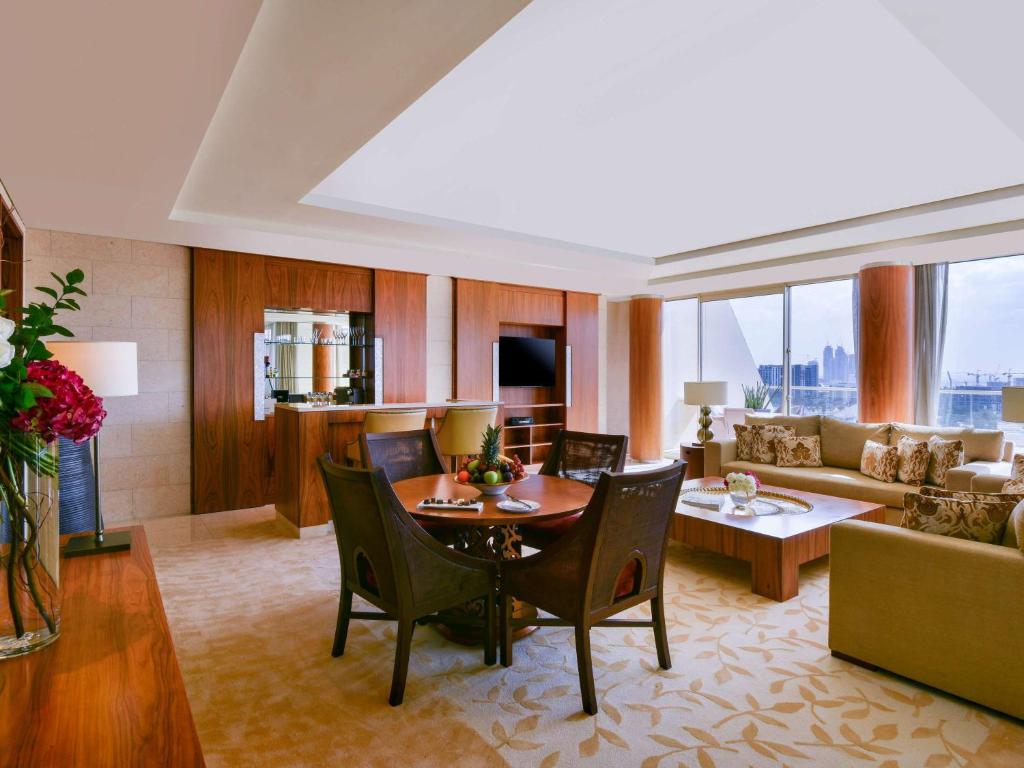Landmark Suite with Terrace & Club Lounge Access - Image 12