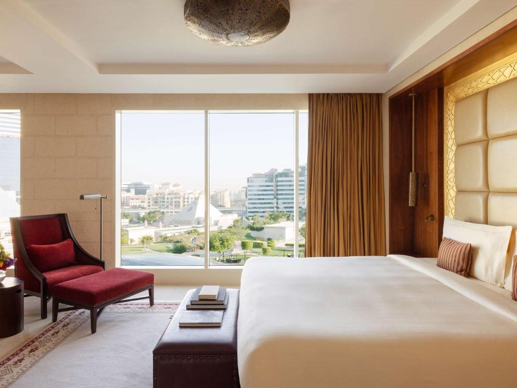 Landmark Suite with Terrace & Club Lounge Access - Image 13