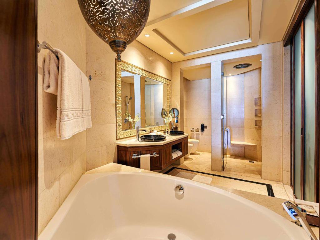 Landmark Suite with Terrace & Club Lounge Access - Image 14