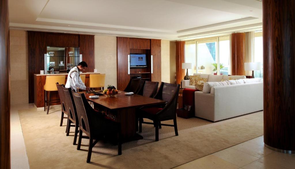 Landmark Suite with Terrace & Club Lounge Access - Image 8
