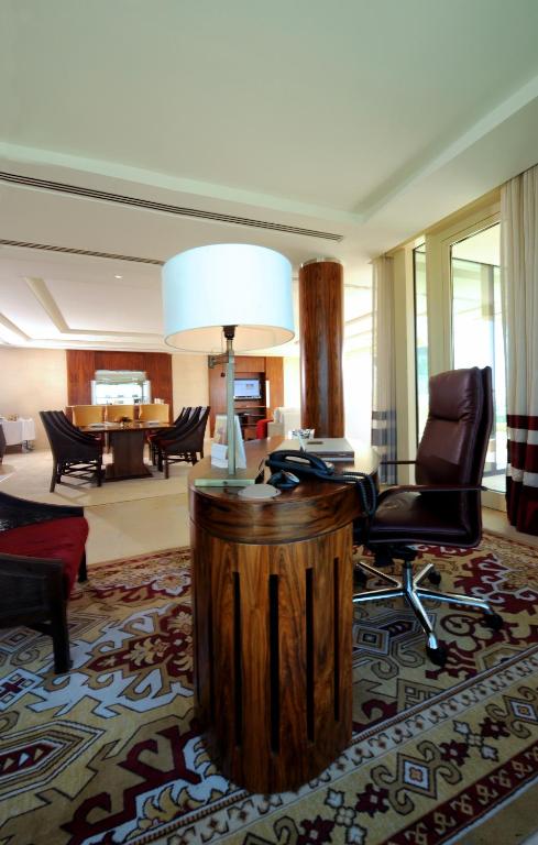 Landmark Suite with Terrace & Club Lounge Access - Image 9