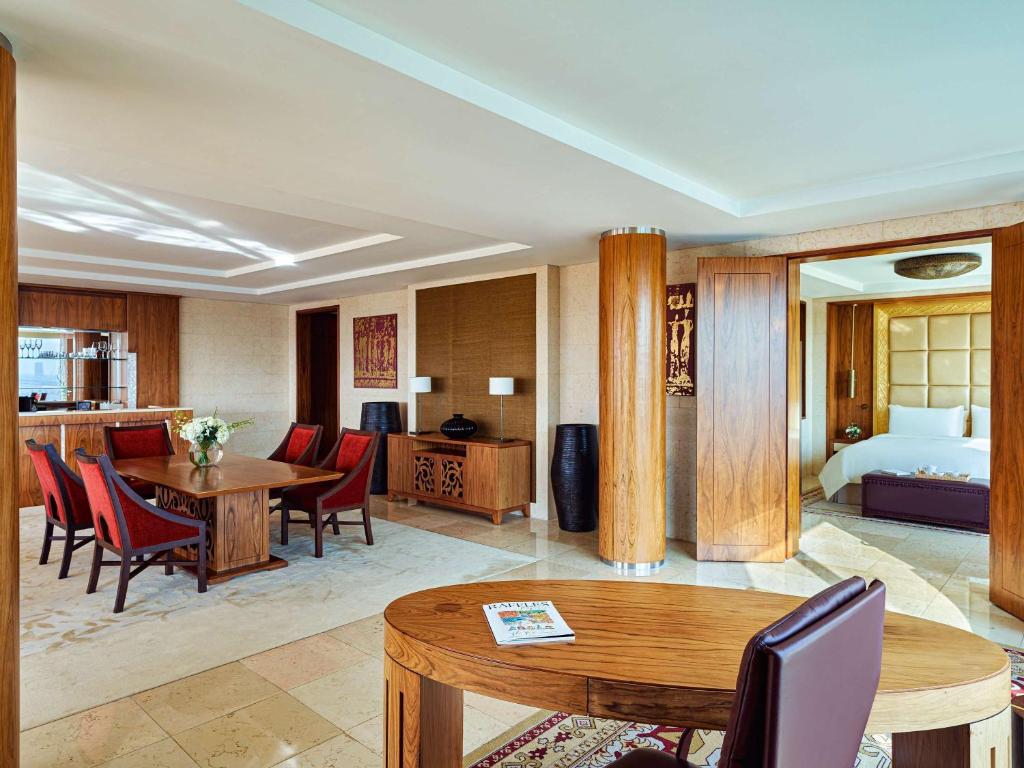 Landmark Suite with Terrace, Skyline View & Club Lounge Access - Image 11