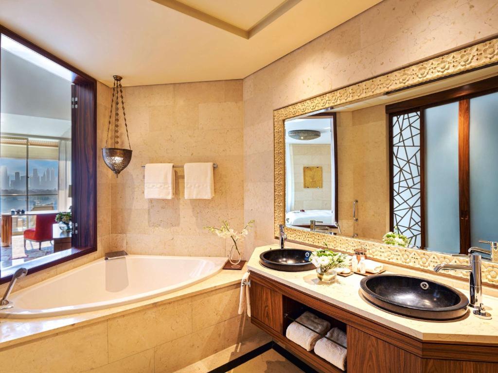 Landmark Suite with Terrace, Skyline View & Club Lounge Access - Image 13