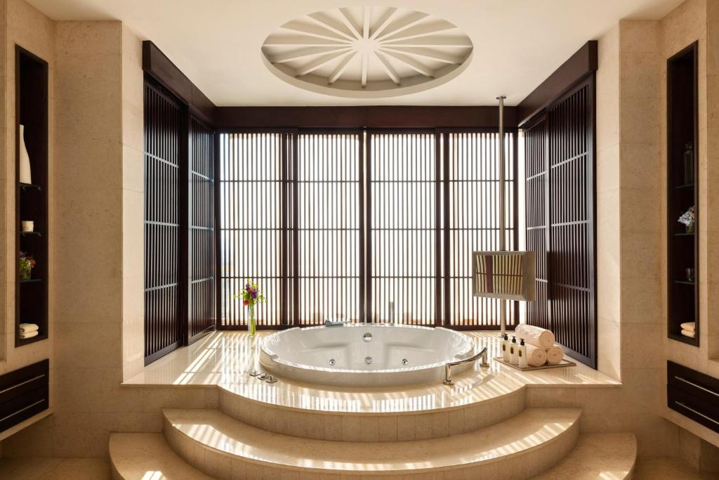 Landmark Suite with Terrace, Skyline View & Club Lounge Access - Image 15