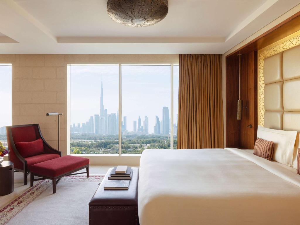 Landmark Suite with Terrace, Skyline View & Club Lounge Access - Image 16