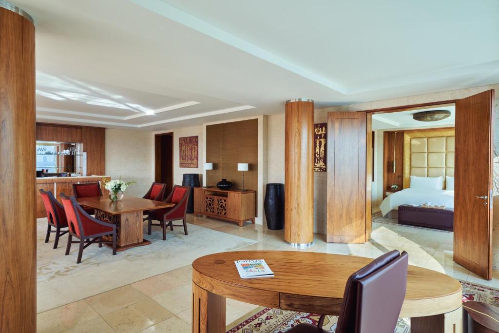 Landmark Suite with Terrace, Skyline View & Club Lounge Access - Image 5