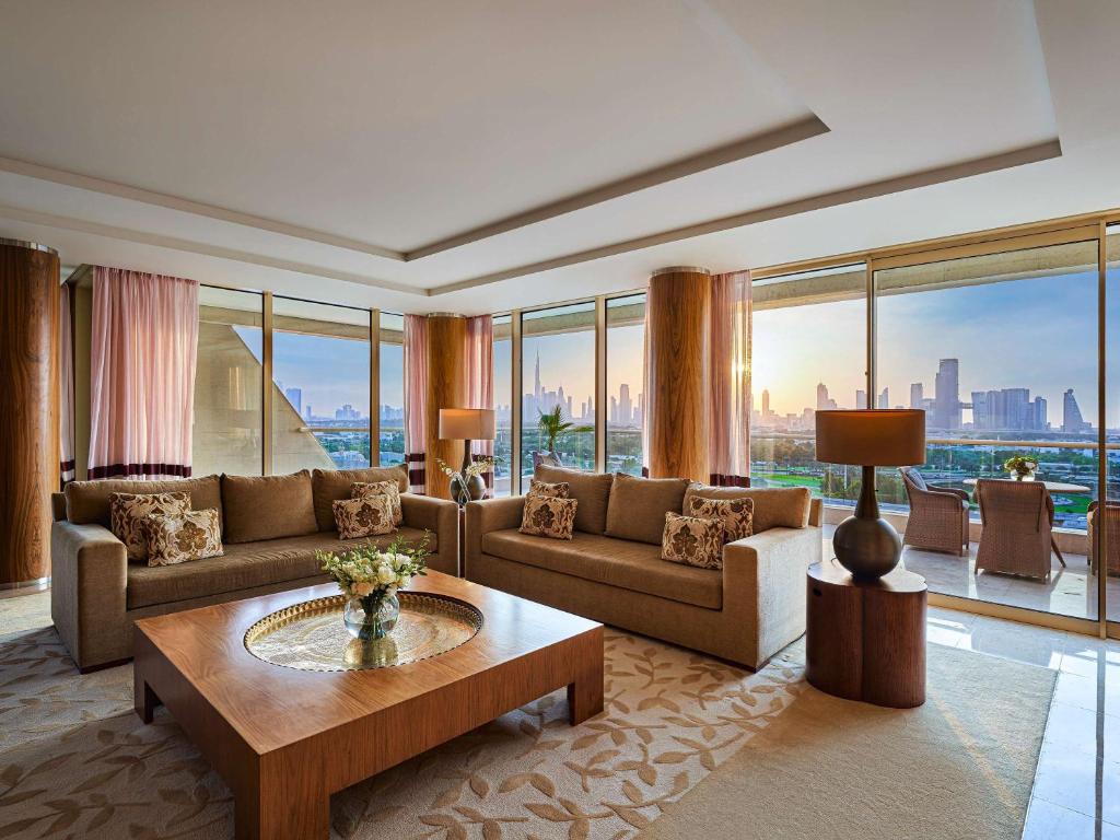 Landmark Suite with Terrace, Skyline View & Club Lounge Access - Image 7