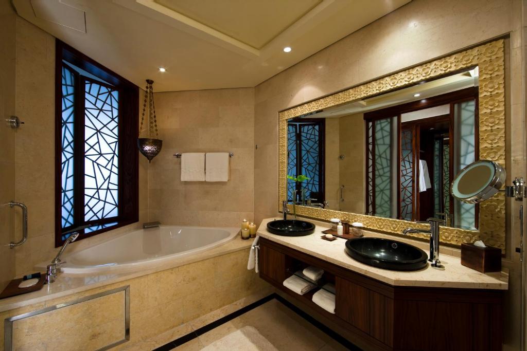 Raffles Club Room with Terrace & Club Lounge Access - Image 1