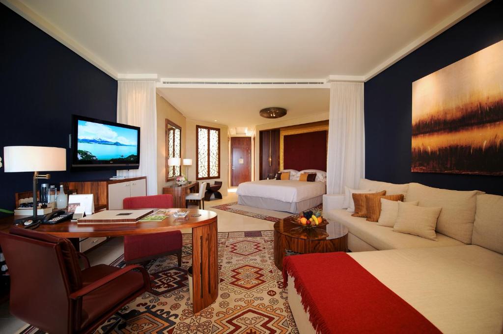Raffles Club Room with Terrace & Club Lounge Access - Image 2
