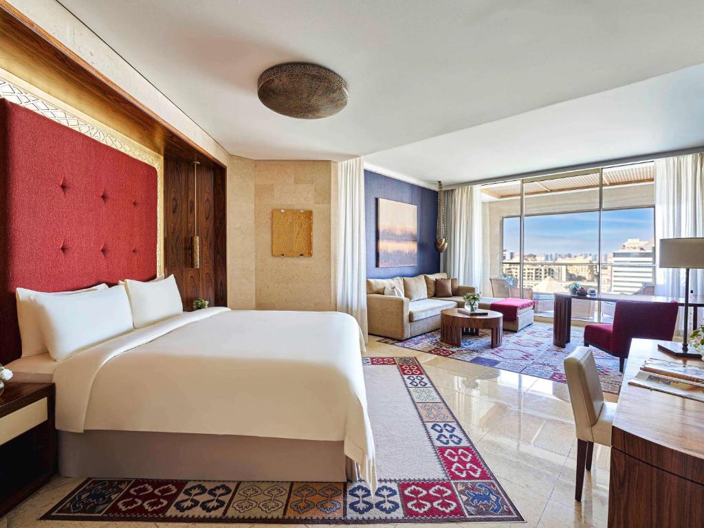 Raffles Club Room with Terrace & Club Lounge Access - Image 5