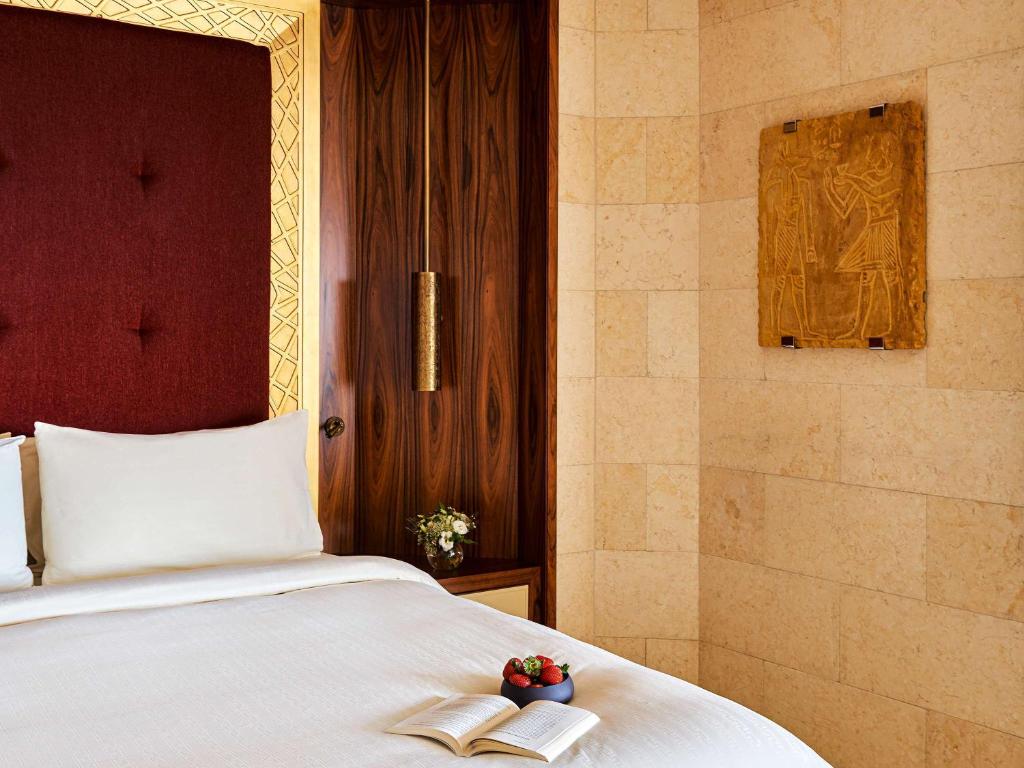 Raffles Club Room with Terrace & Club Lounge Access - Image 6