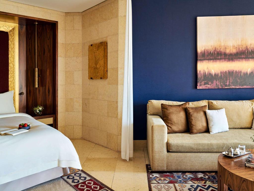 Raffles Club Room with Terrace, Skyline View & Club Lounge Access - Image 6