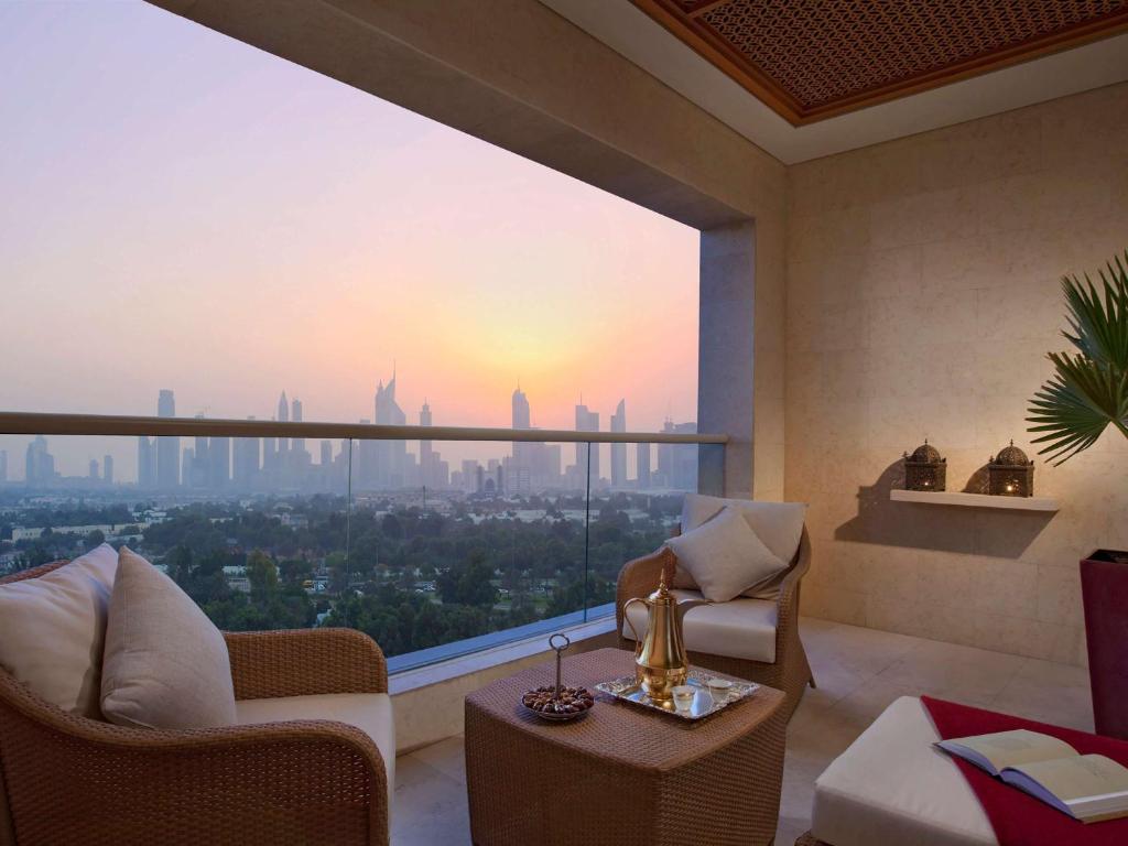 Raffles Club Room with Terrace, Skyline View & Club Lounge Access - Image 7