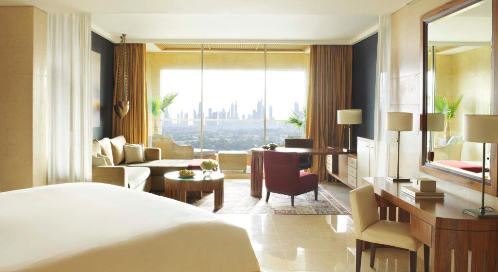 Raffles Club Room with Terrace, Skyline View & Club Lounge Access - Image 9