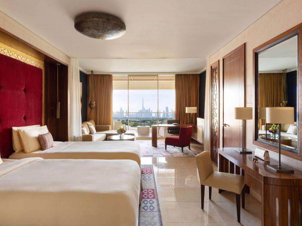 Raffles Club Twin Room with Terrace & Club Lounge Access - Image 4