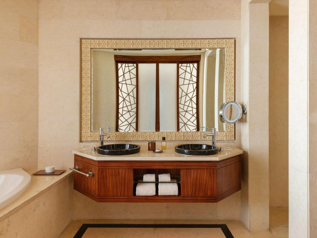 Raffles Club Twin Room with Terrace & Club Lounge Access - Image 6