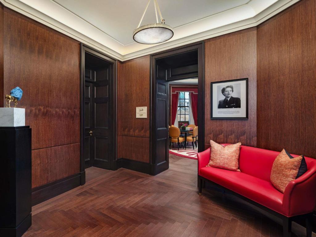 Corner Suite - Image 9