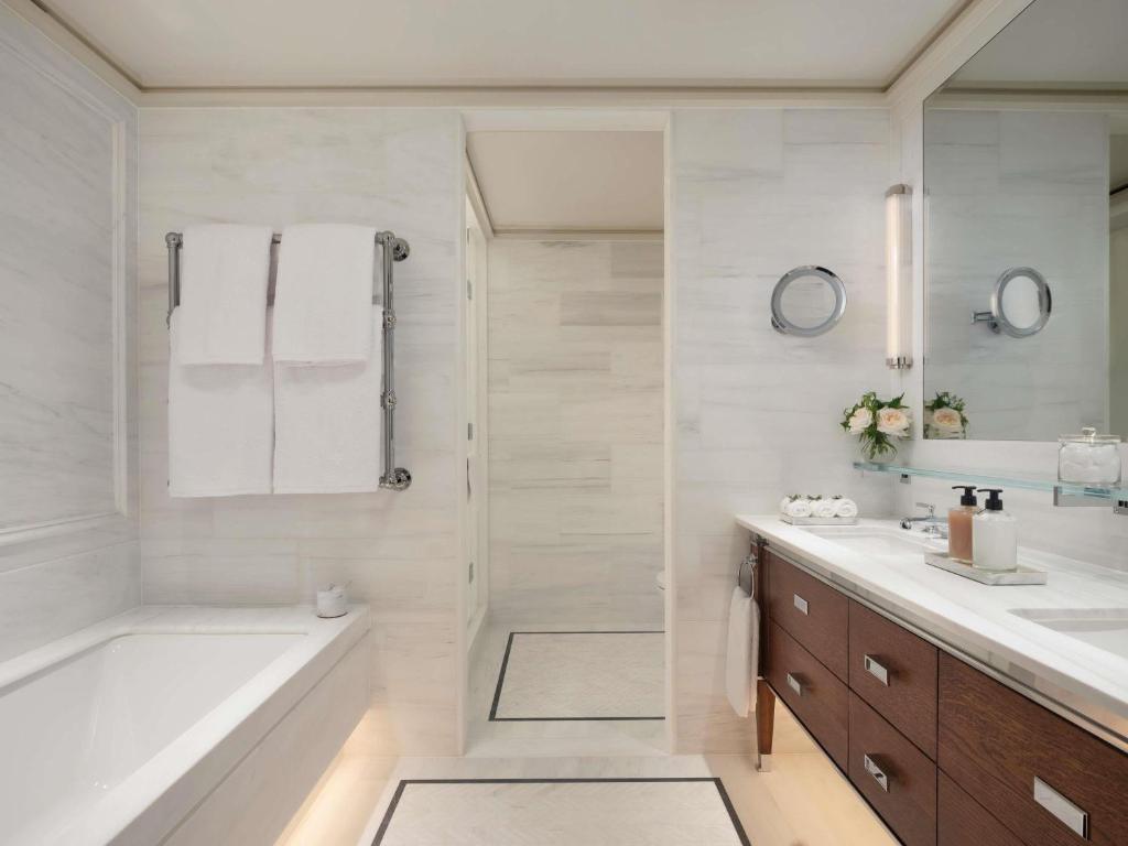 Executive Twin Room - Image 4