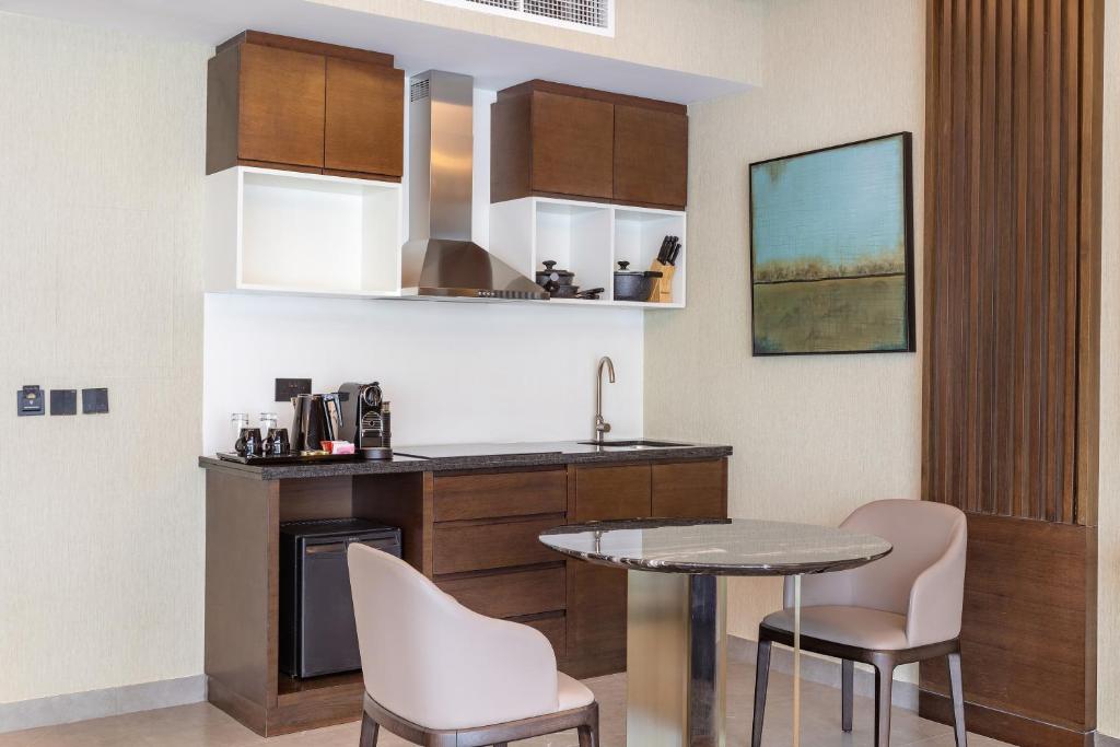 Junior Suite with Kitchenette - Image 4